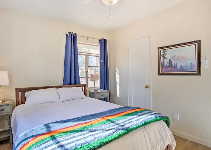 Centrally Located ~ 5 Mi To Dtwn! Ferienhaus *