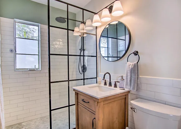 Centrally Located ~ 5 Mi To Dtwn! Ferienhaus *