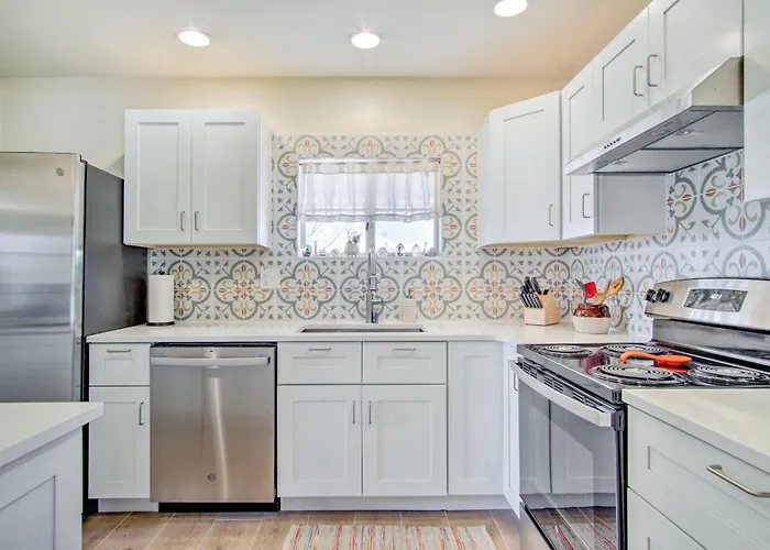 Centrally Located ~ 5 Mi To Dtwn! Ferienhaus *