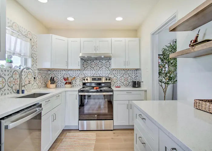 Ferienhaus Centrally Located ~ 5 Mi To Dtwn!